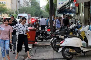 Phải tính chuyện vỉa hè bị chiếm lại