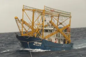 Lai dắt tàu cá cùng 10 ngư dân về đảo Lý Sơn an toàn