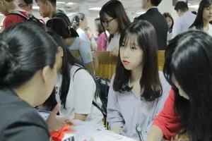 2.000 HS dự ngày hội tư vấn tuyển sinh tại ĐH Hoa Sen