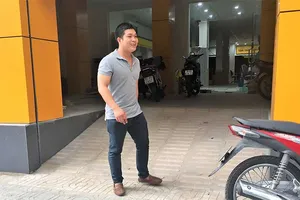 Tam cấp lấn vỉa hè đã lùi vào trong nhà