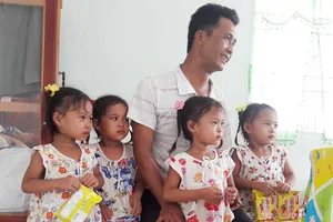 Gia đình sinh tư vật vã nuôi con 