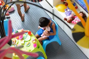 Philippines đau đầu nạn cha mẹ ‘khoe thân’ con vì tiền