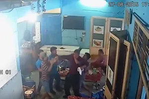 Vừa đánh nhau vừa nhanh tay lượm điện thoại 