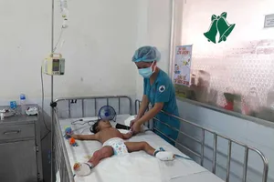 Đạp phải đống rác cháy, bé gái bị chín đôi chân