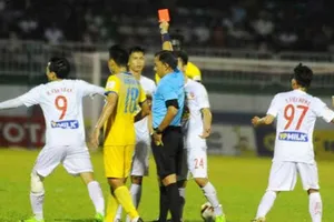 Vòng 12, V-League: Thua ngược và những cái đầu nóng