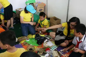 Rủ nhau đi đổi chất thải lấy quà