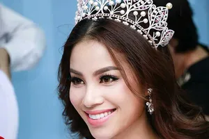 Phạm Hương hát Dạ cổ hoài lang cổ vũ Hoa hậu Hoàn vũ