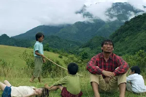 Chuyện cảm động đằng sau phim Cha cõng con