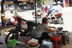 Chiếm vỉa hè coi chừng bị phạt nguội!