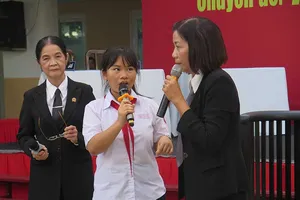 ‘Nắm tay, ôm hôn có phải xâm hại tình dục?’