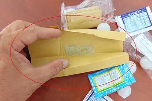 Đã khám bệnh chui còn bán thuốc lụi 