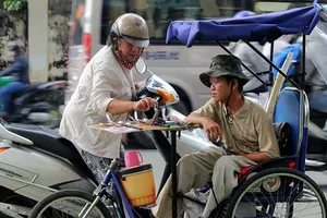 Bán dạo vé số Vietlott: Phạt hay không thì... tùy!