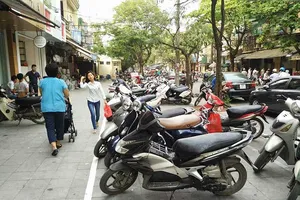 Hà Nội cho xén vỉa hè làm bãi giữ xe