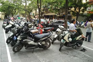 Xén vỉa hè làm bãi xe: Cú đi ngược đáng trách