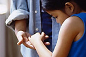 Dọa trẻ em hoảng sợ sẽ bị phạt 