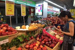 Giật mình với táo Mỹ siêu rẻ đổ đống ở siêu thị Việt 