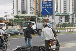 Cú quẹt xe và cái phẩy tay ‘không sao đâu’