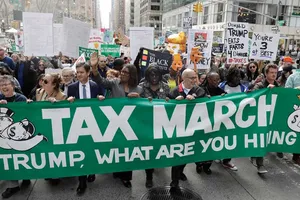 Biểu tình khắp nước Mỹ đòi ông Trump công khai thu nhập