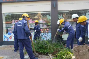 Dân tự nguyện đập bỏ tam cấp lấn vỉa hè