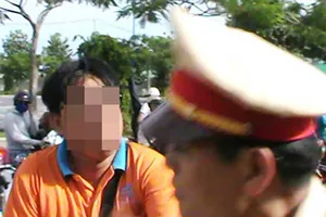 CSGT có nên trấn áp người vi phạm chống đối?