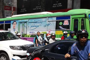 Quảng cáo trên xe buýt, ai được lợi?