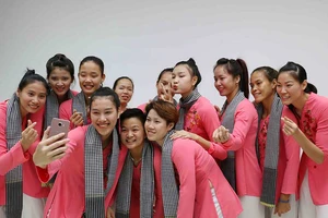 ‘Chân dài’ chào sân với trang phục bà ba