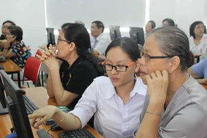 Ông bà rủ nhau đi học vi tính, lướt Facebook 