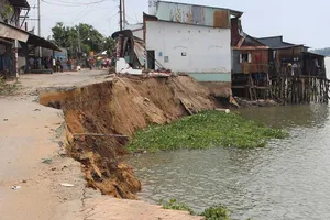 Cảnh báo sạt lở toàn miền Tây
