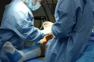 Vượt ngàn dặm sang Việt Nam thay khớp 