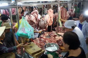 Thịt heo Việt Nam rẻ nhất thế giới, ai hưởng lợi?