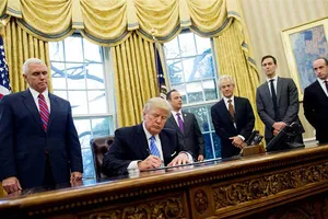 100 ngày đầu: Ông Trump thất bại trên sân nhà