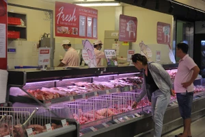 Giải cứu thịt heo: Bộ đội, công an... vào cuộc