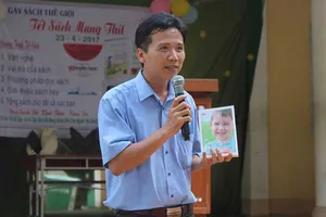 Thầy giáo quanh năm xin sách cho trò