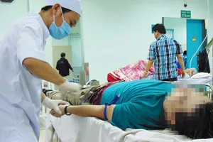 Bác sĩ mệt phờ râu với bệnh nhân ‘lạ’