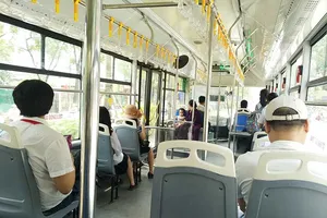 Tranh cãi cho buýt thường đi vào làn buýt nhanh