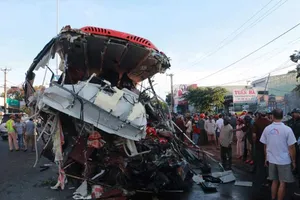 Xe tải tông thẳng vào xe khách, 13 người chết
