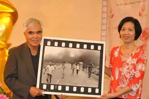 Nick Út tặng Em bé Napalm cho Bảo tàng Phụ nữ Việt Nam