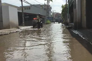 Đường ngập quanh năm, bước ra là sợ ngã