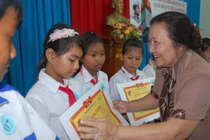 Bà má có 2000 "đứa con" ngược xuôi tìm học bổng 