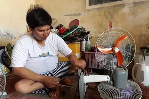 Tình cổ tích của anh xe lăn bán vé số