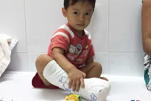 Bác sĩ mua đồ chơi cho bệnh nhi