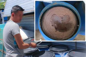 Lấy thùng chứa hóa chất đựng mắm để bán! 