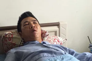 Nhóm thanh niên đánh người trước mặt công an