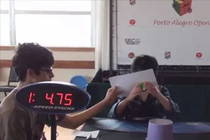 Xoay rubik 'thần tốc' không cần mở mắt