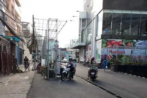 Tòa nhà dựng khung sắt giữa đường khiến dân bất an