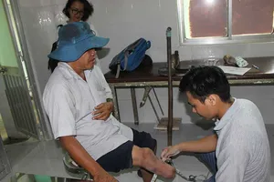 Người Sài Gòn chung tay lắp chân giả cho ông mù