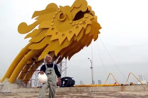 Điêu khắc gia 70 tuổi chạy sô hơn cả thanh niên