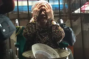 Bà cụ ngồi xe lăn, 8 đứa con ruột và 1 người con nuôi