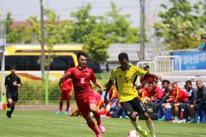 HLV Hoàng Anh Tuấn mải miết thử nghiệm 