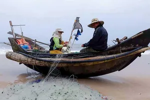 Ám ảnh tàu giã cào trên biển Quảng Trị